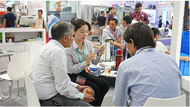 五五世纪署理商展会洽谈实拍图